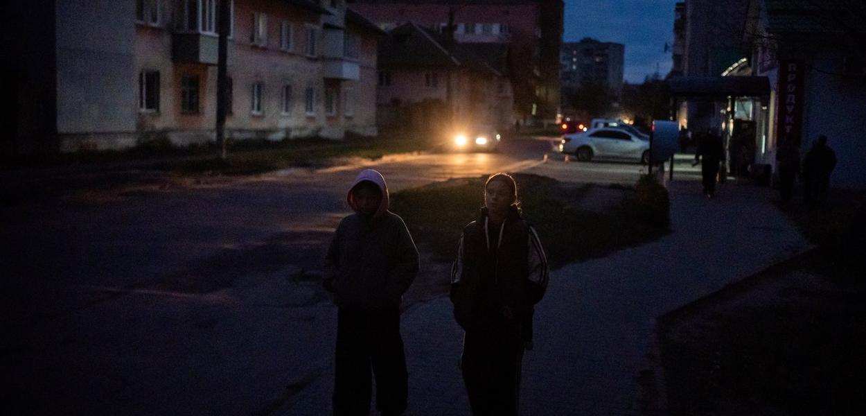 Djeca hodaju u mračnoj ulici u naselju Šostka u Ukrajini  (Foto: AP Photo/Julia Demaree Nikhinson)