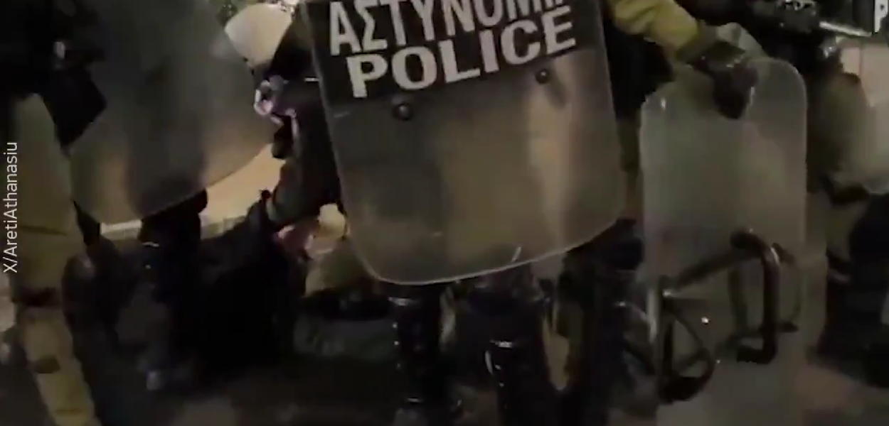 Bačeni molotovljevi kokteli na policijsku stanicu u Atini (Foto: Greek City Times/X)