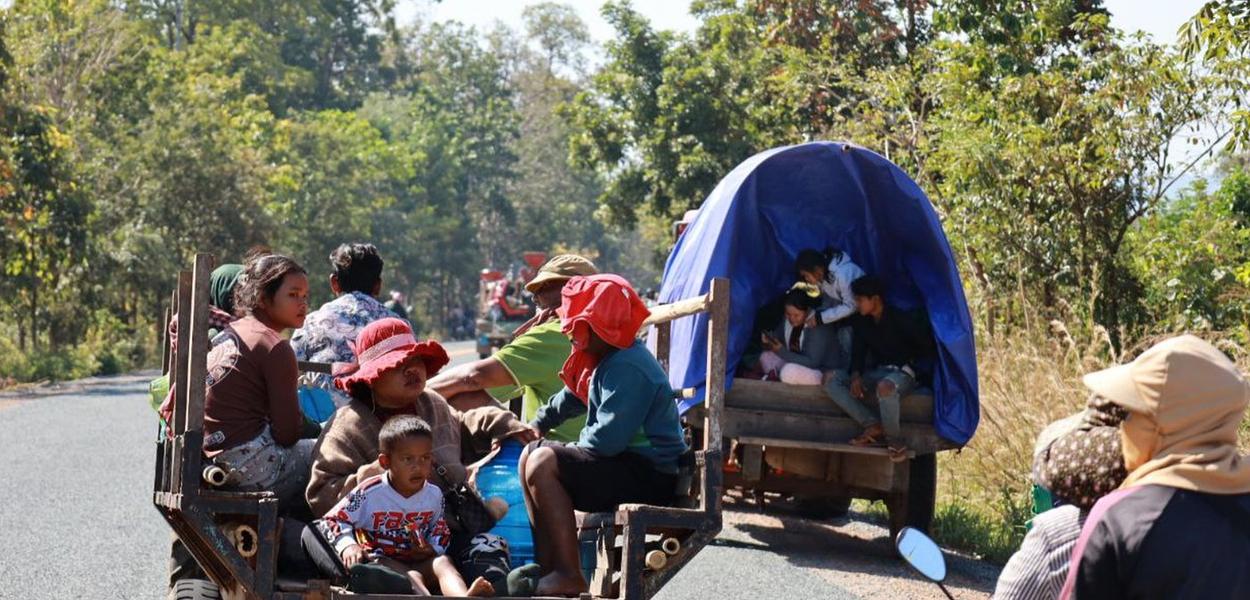 Stanovnici jednog sela u Kambodži napuštaju svoje kuće u provinciji Preah Vihear, 8. decembar 2025 (Foto: AKP via AP)
