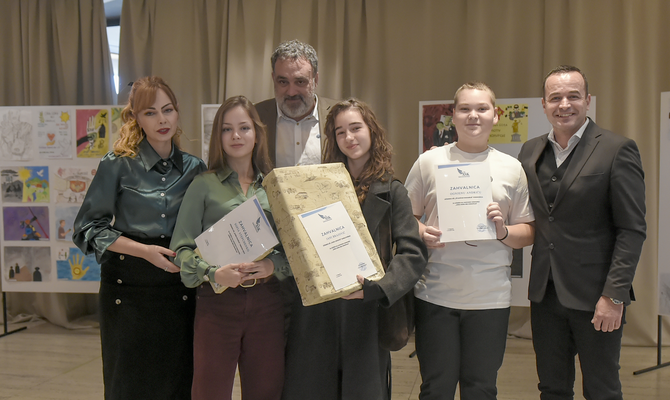 Nagrađeni najbolji na konkursu (Foto: Agencija za sprečavanje korupcije)