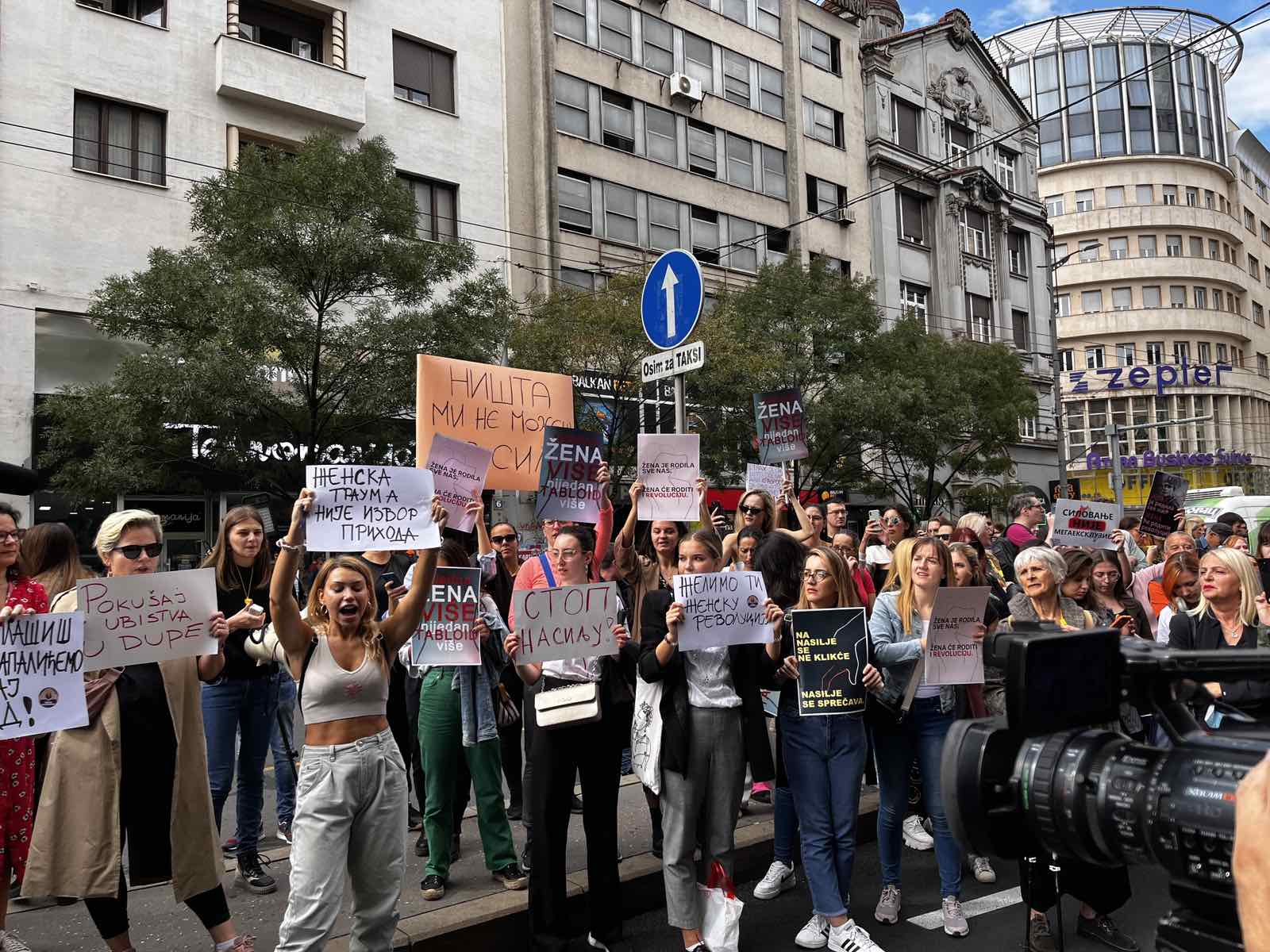 Protest ispred redakcije Informera