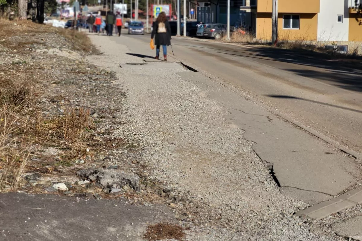 Trotoar u glavnoj ulici na Divčibarama
