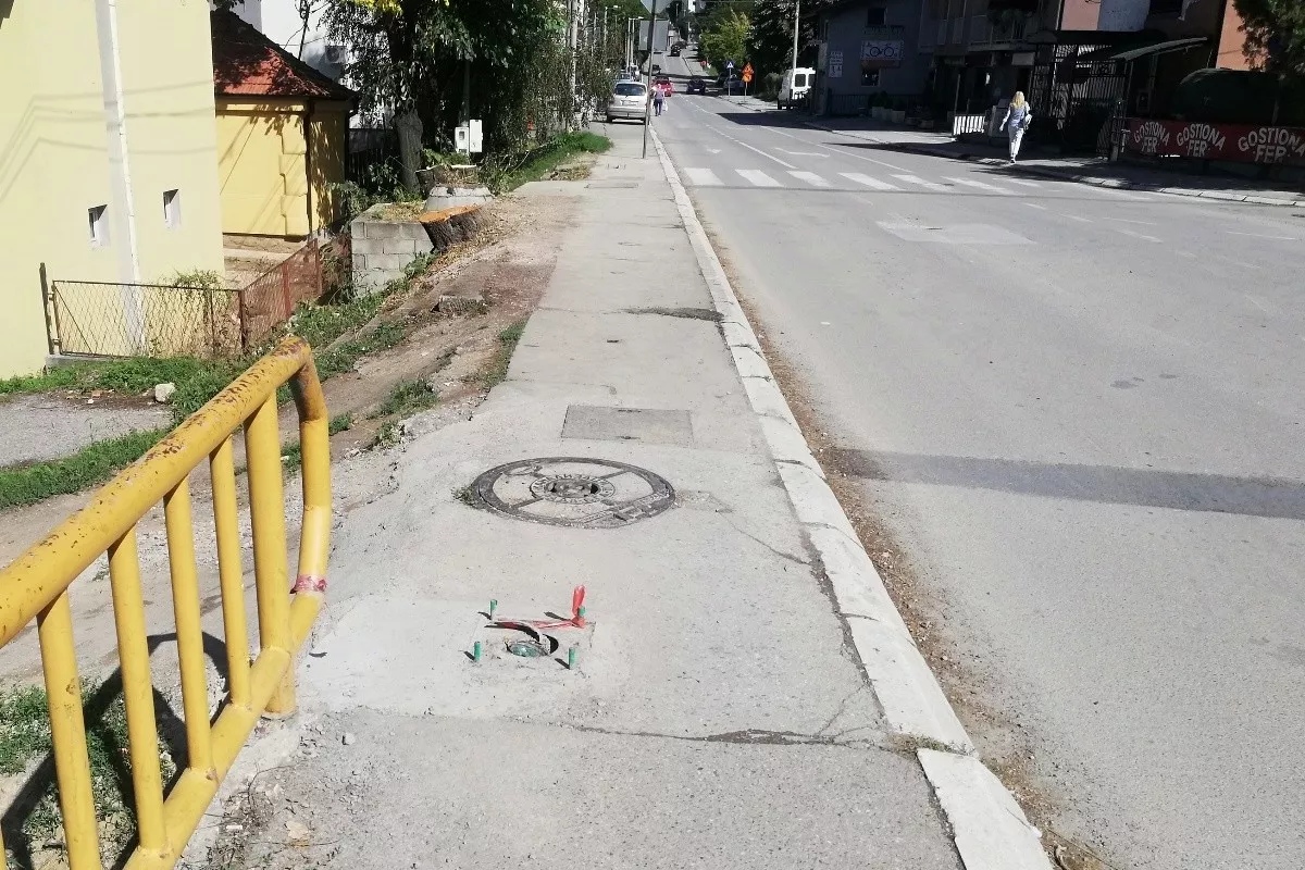 Stub nasred trotoara