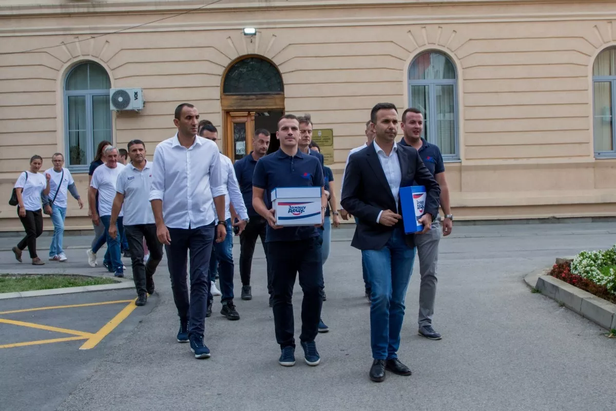 SNS prva predala izbornu listu