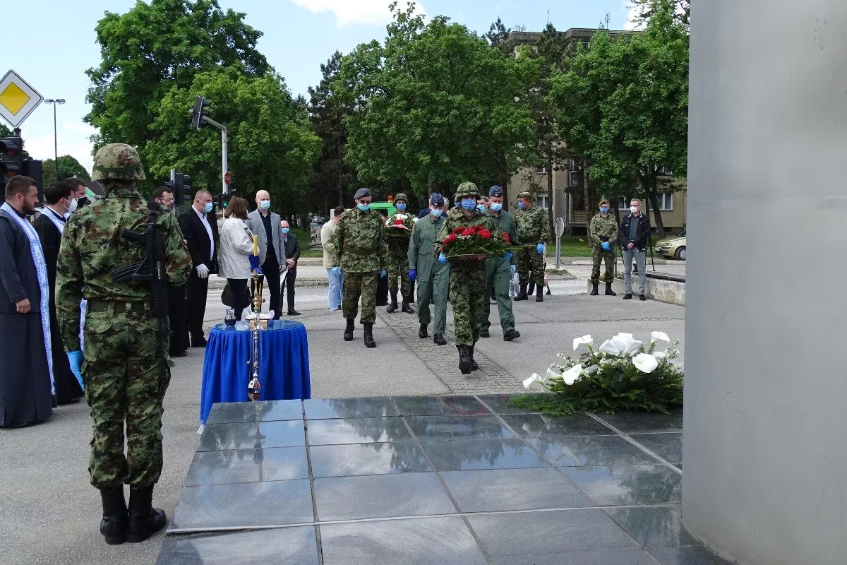 Polaganje venaca na spomen obeležje pilotu