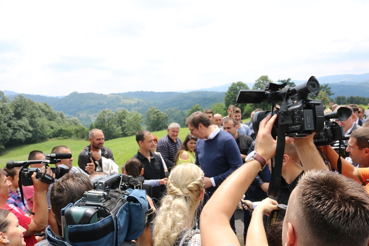 Vučić sa meštanima sela Donji Banjani (ilustracija)