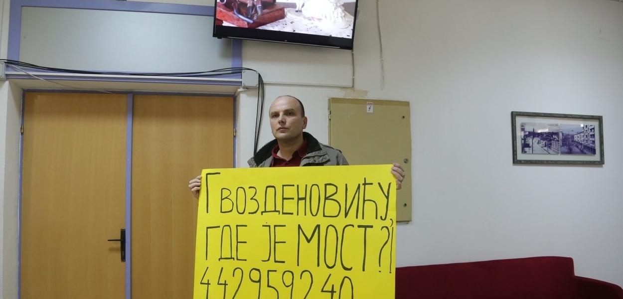 Željko Trifunović u holu ispred skupštinske sale