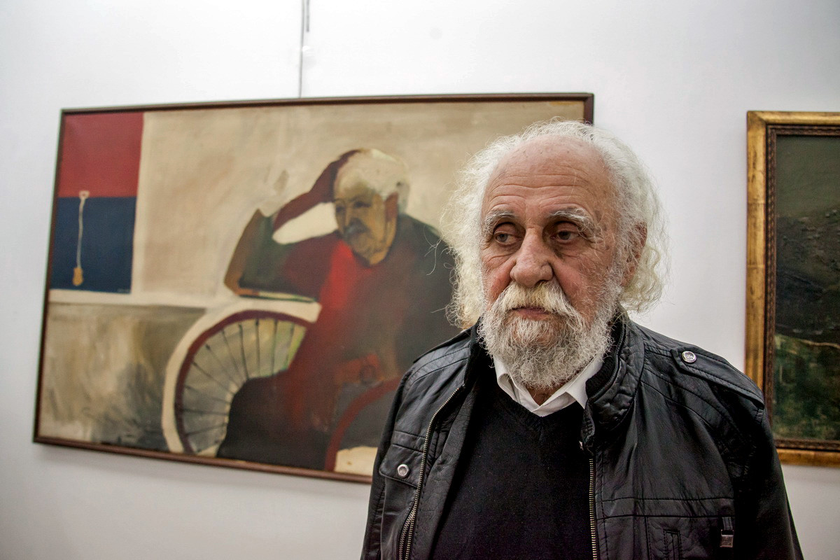 Mile Petrović pored portreta oca