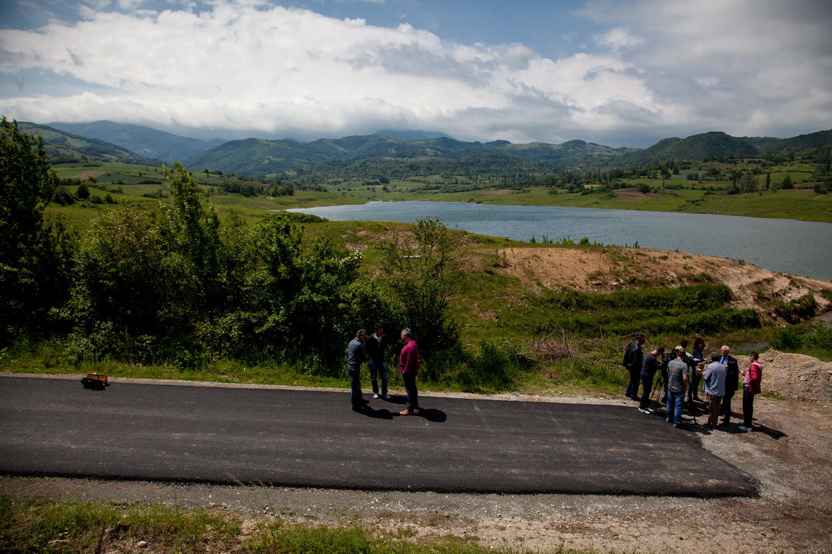 Asfaltiran put do jezera