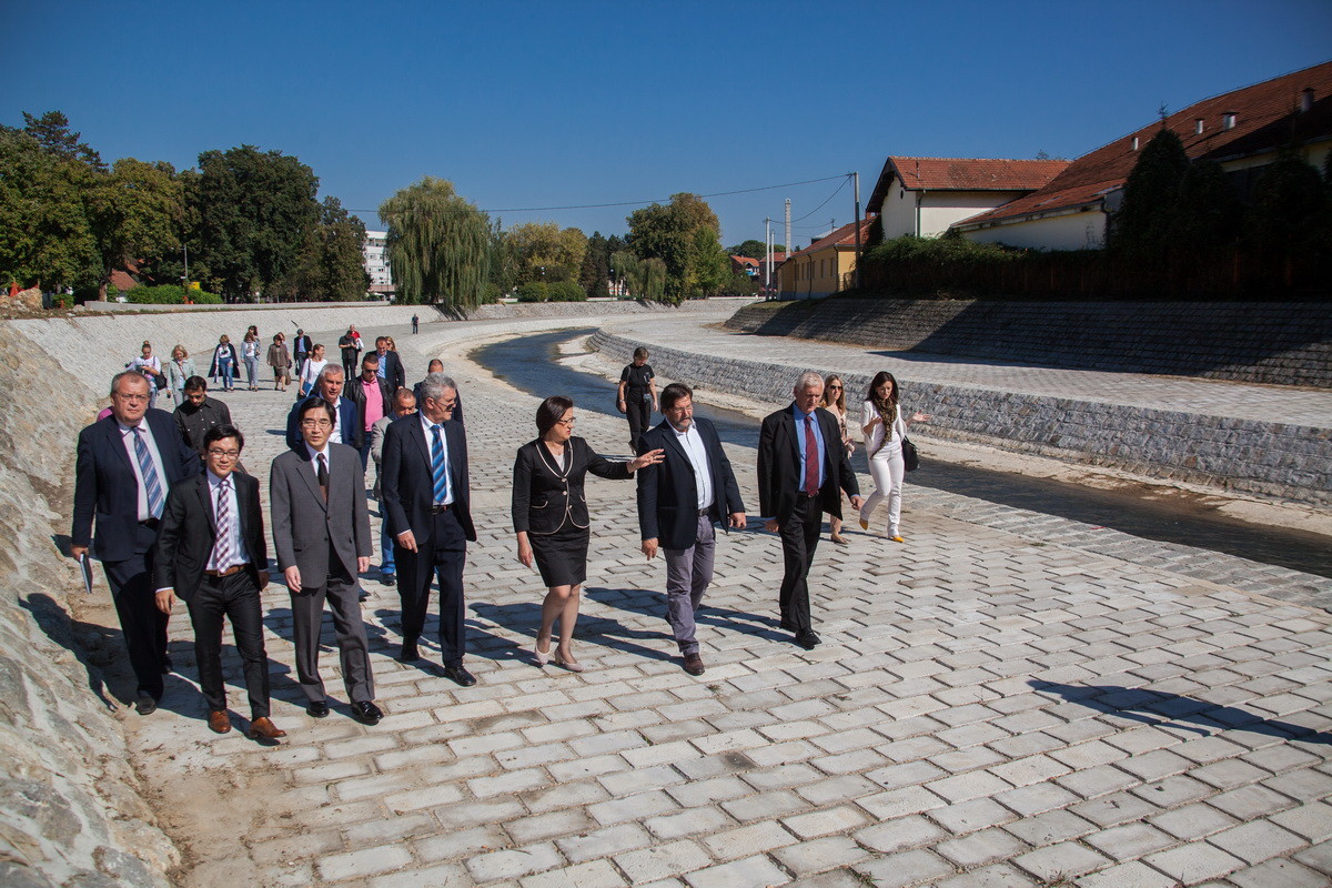 Gosti i domaćini u šetnji sređenim kejom (oktobar 2015.)