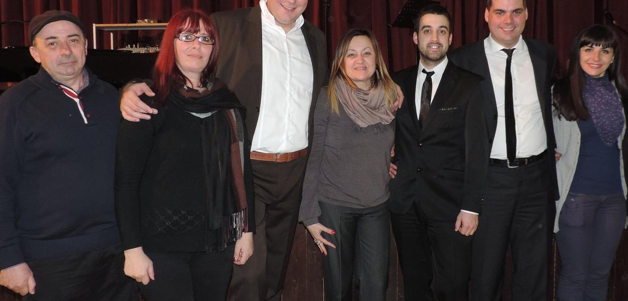 Miloš Radović i muzičari sa članovima kolektiva Biblioteke