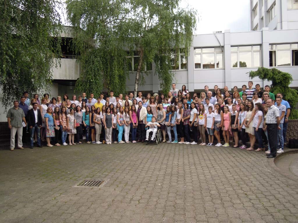 Sa "vukovcima" ispred Gradske kuće