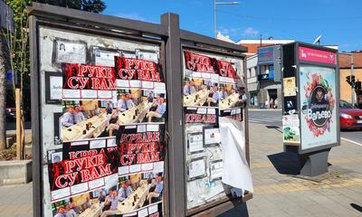 <p>Plakat u centru Valjeva</p>