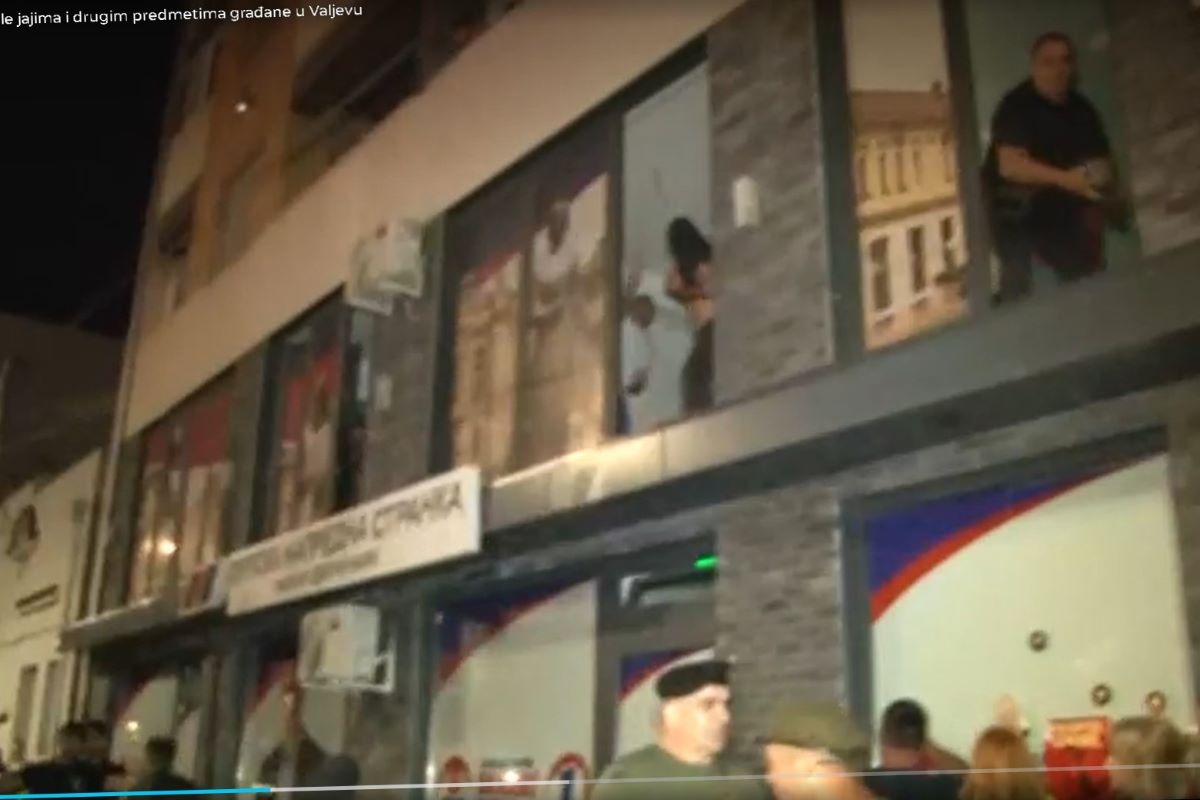 Maskirani gađaju demonstrante