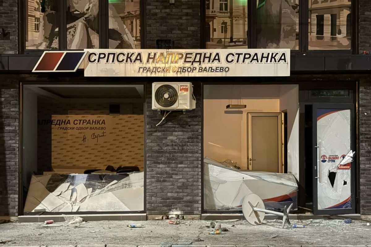 Razbijen izlog SNS (Foto: Kolubarske.rs)
