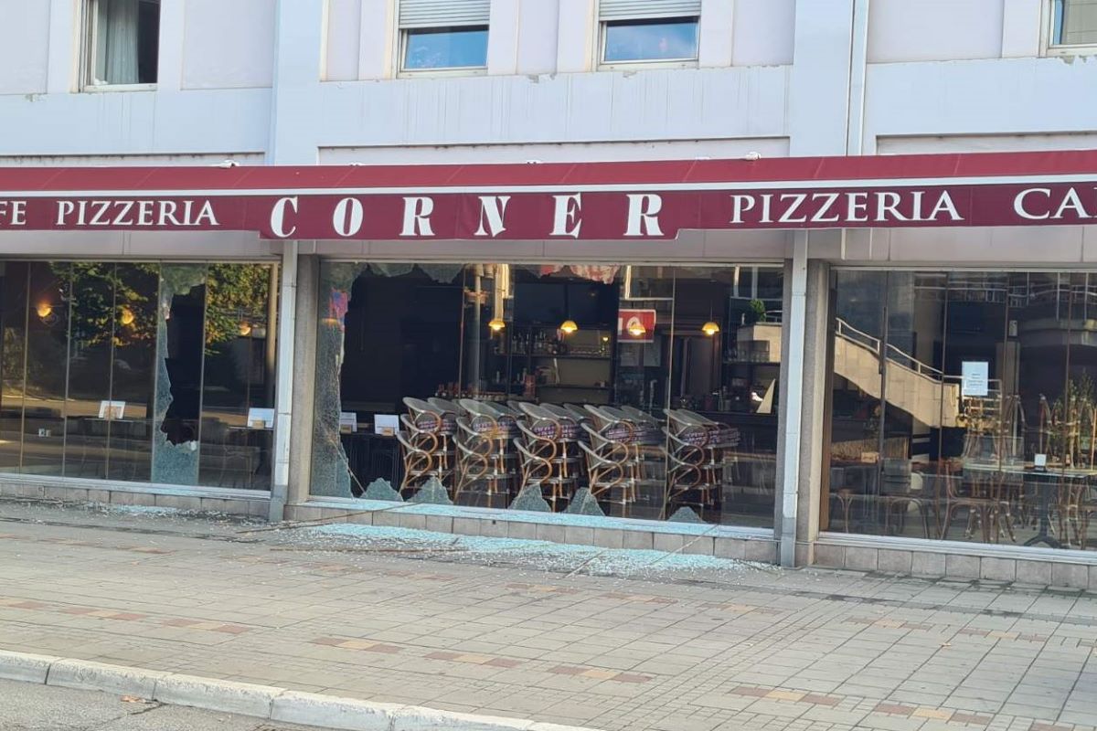 Polupan izlog na "Korneru" (Foto: Đorđe Momić)