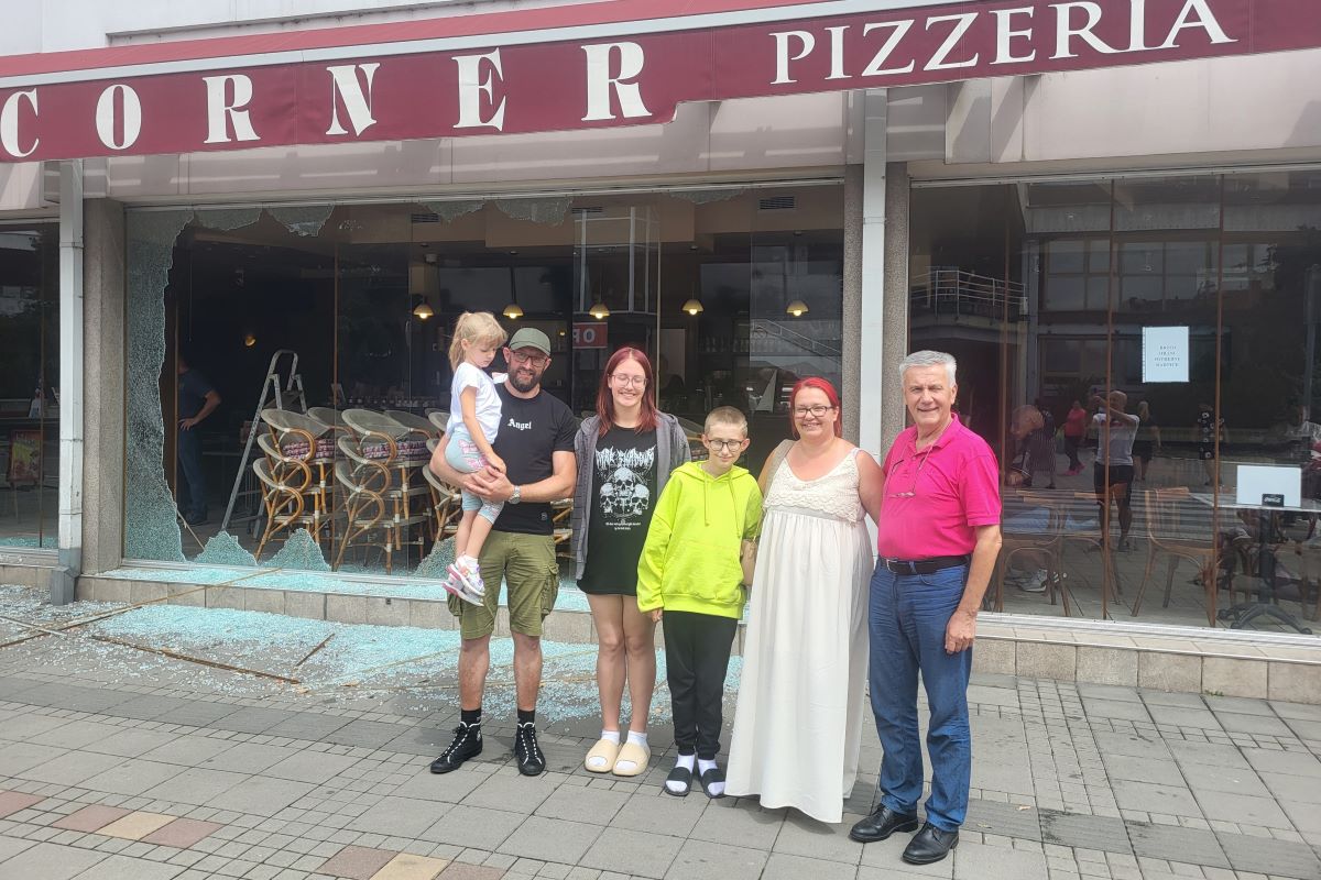 Momić sa porodicom iz Poljske ispred Kornera (Foto: Kolubarske.rs)