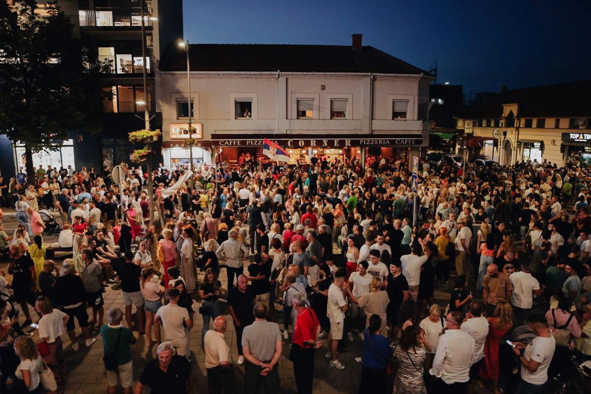 Građani ispred Kornera (Foto: Đorđe Đoković)