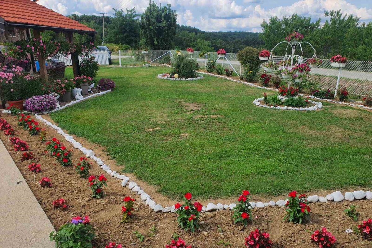 Treća nagrada - dvorište u Rađevom selu