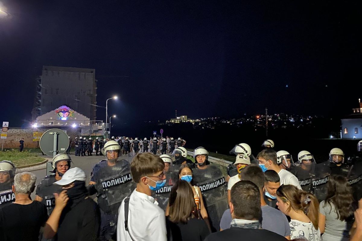 Kordon policije i građani (Foto: Sofija Ranković)