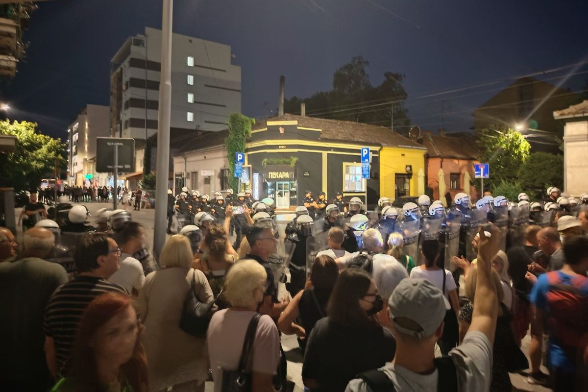 Kordon policije i građani
