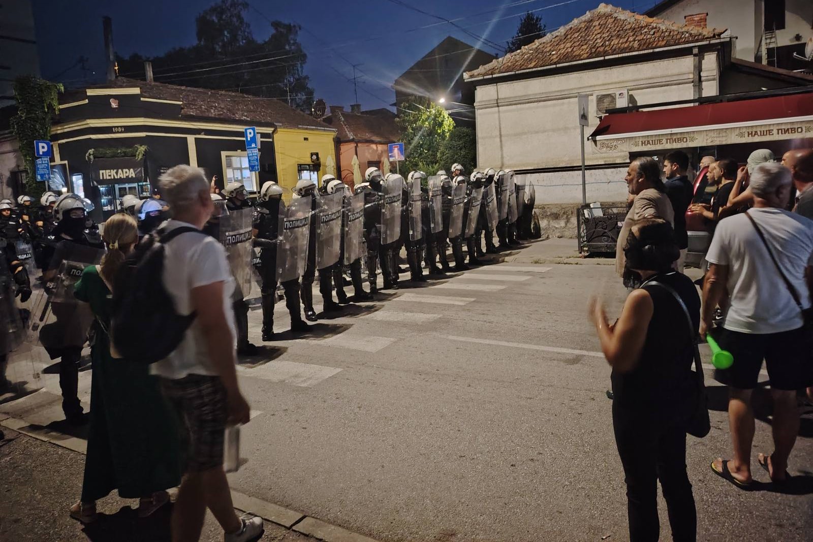 Kordon policije i građani