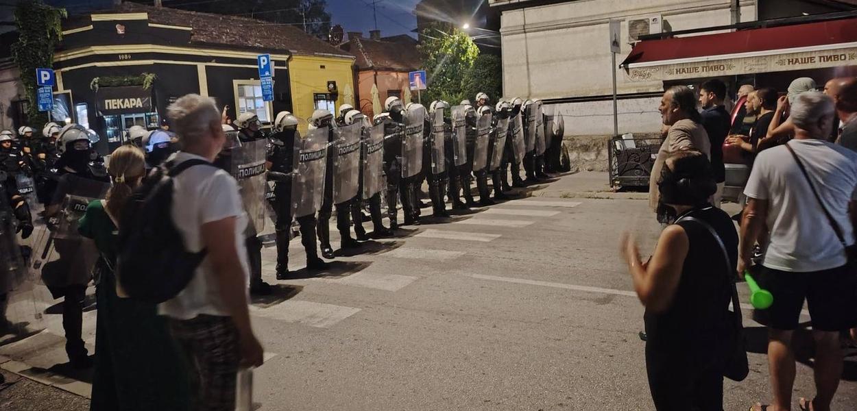 Kordon policije i građani (Foto: Kolubarske.rs)