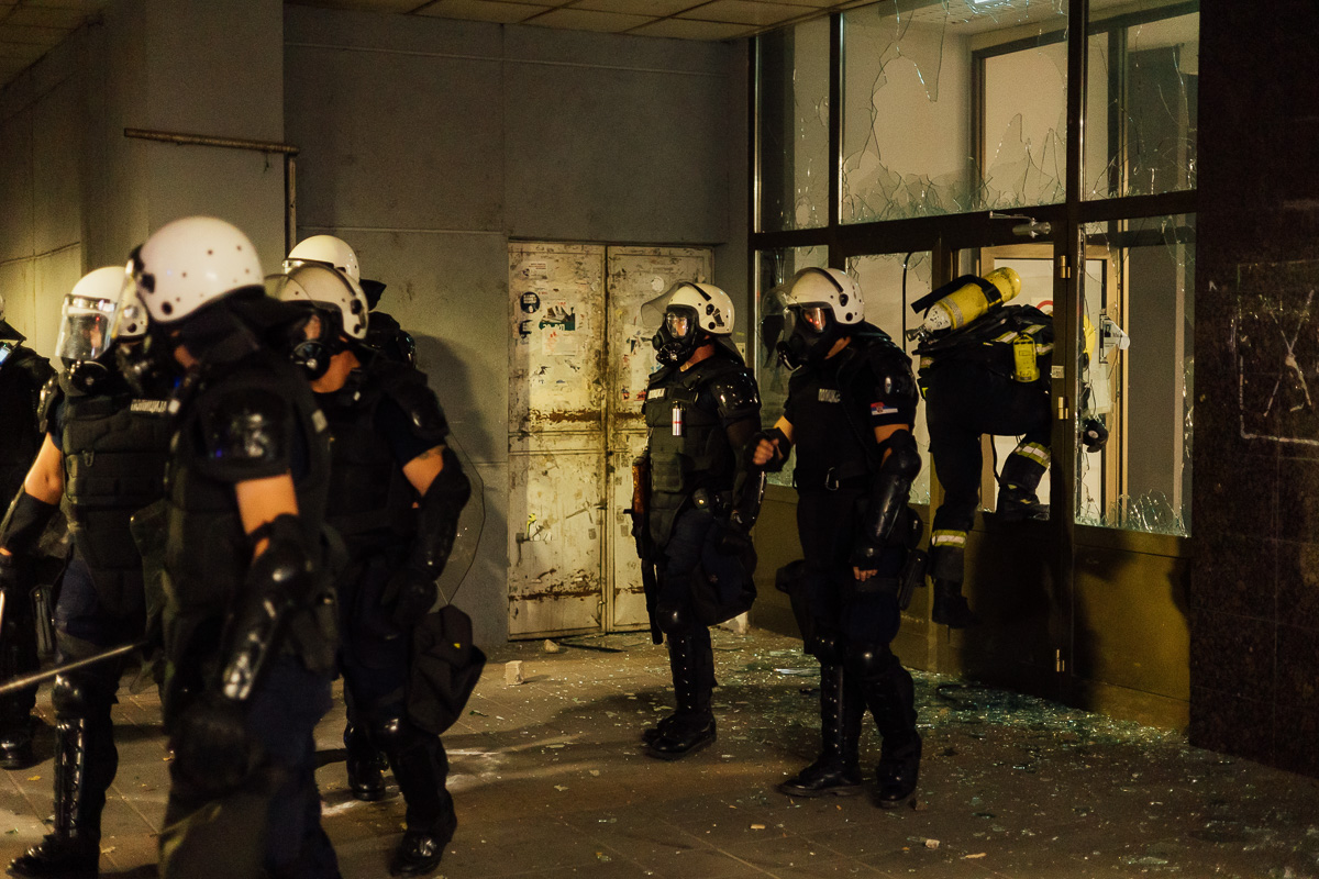 Policija i vatrogasci ispred polupane GU
