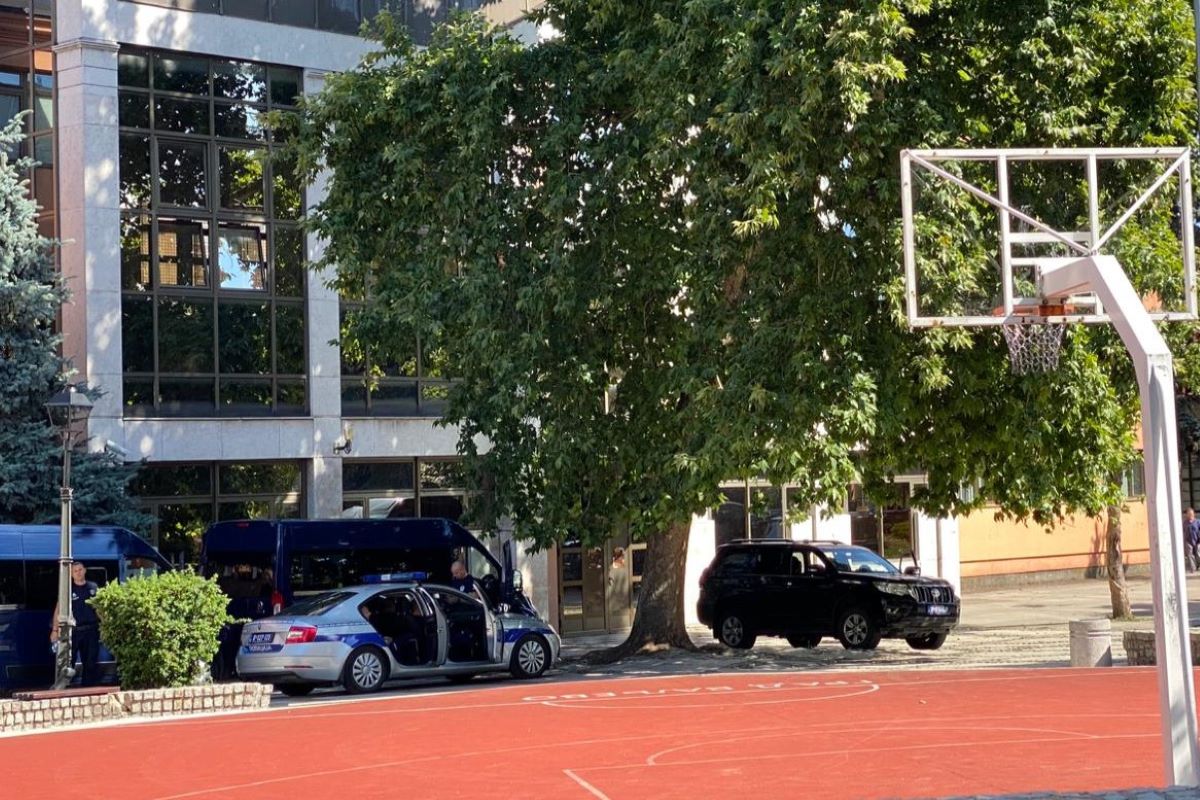 Policija ispred Valjevske gimnazije (Foto: Kolubarske.rs)
