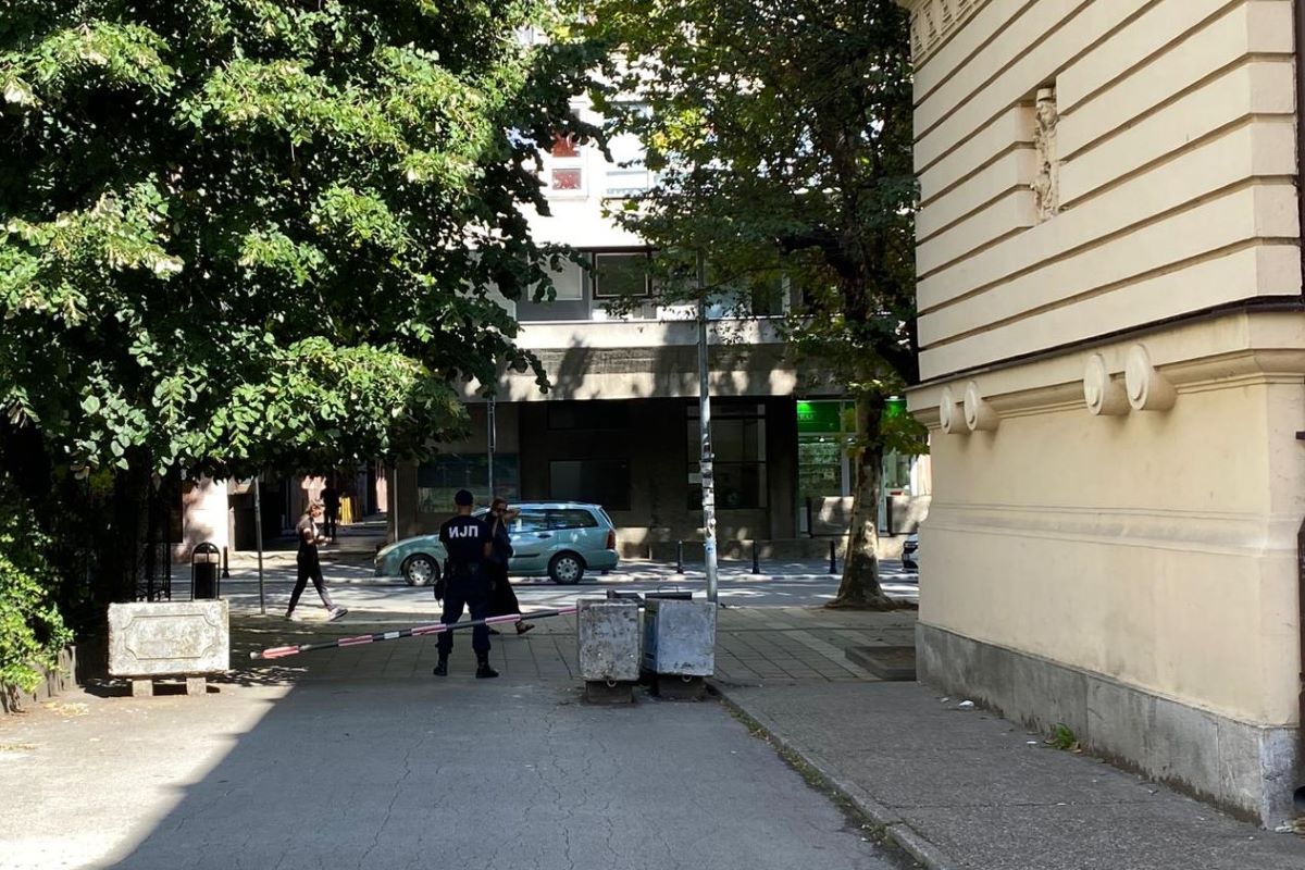 Policija ispred Valjevske gimnazije