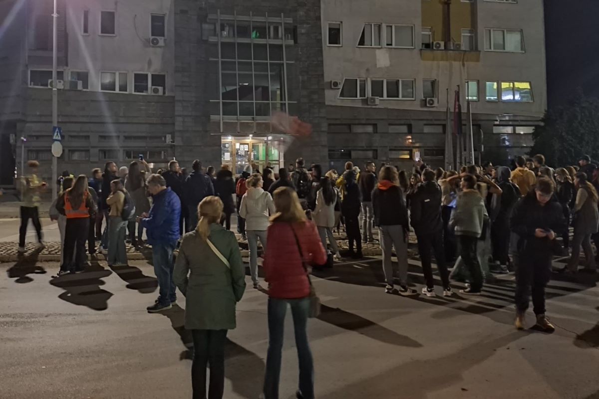 Protest ispred Policije