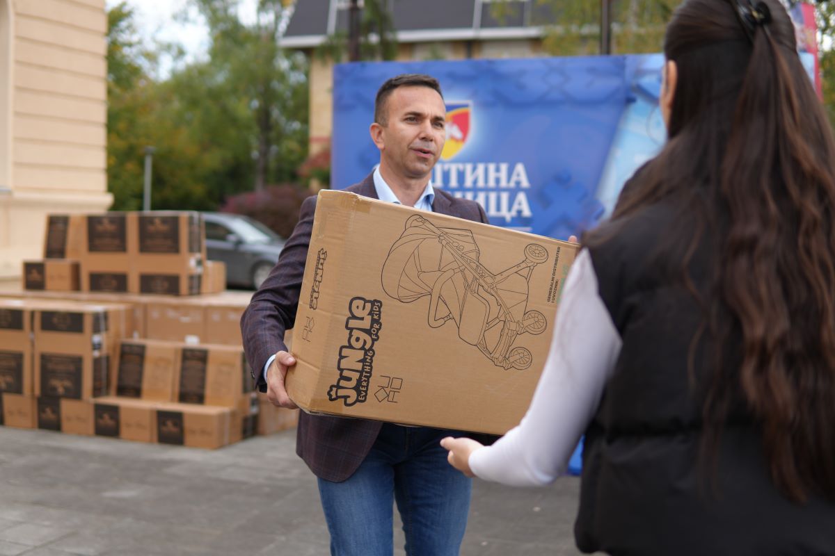 Predsednik Mionice uručio kolica (Foto: www.mionica.rs)