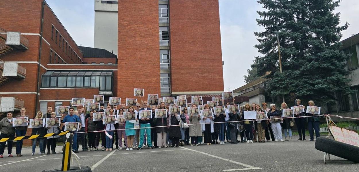 Protest - plato ispred Bolnice (Foto: Ilija Kovačević)