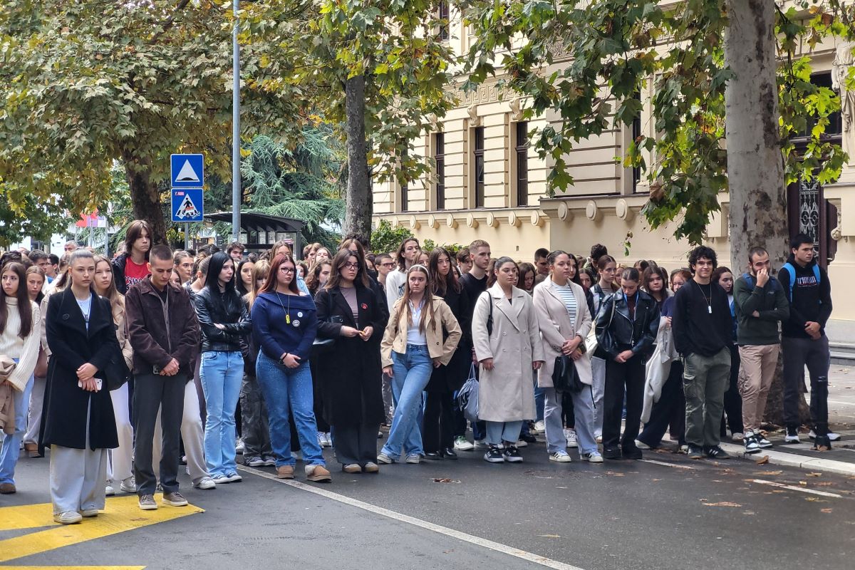 Protest ispred Valjevske gimnazije (Foto: Kolubarske.rs)