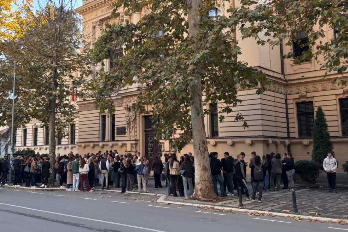Protest gimnazijalaca ispred škole (Foto: Kolubarske.rs)