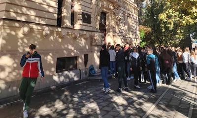 <p>Gimnazijalci ispred škole</p>