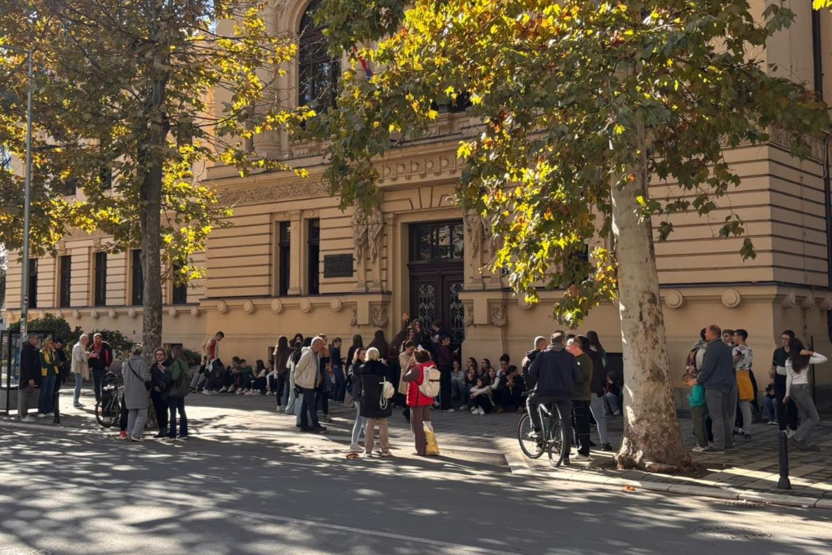 Učenici ispred gimnazije (Foto: Kolubarske.rs)