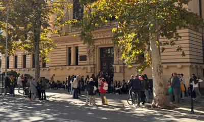 <p>Učenici ispred gimnazije</p>