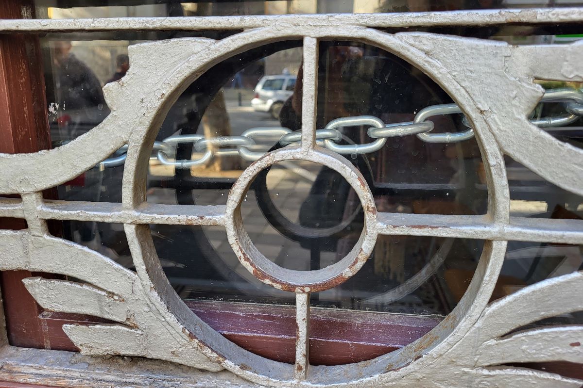 Lanac i katanac na vratima Gimanzije