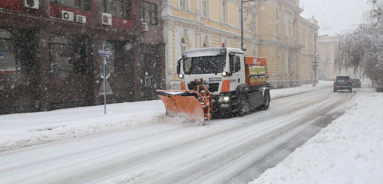 Čišćenje snega (Foto: Đorđe Đoković)