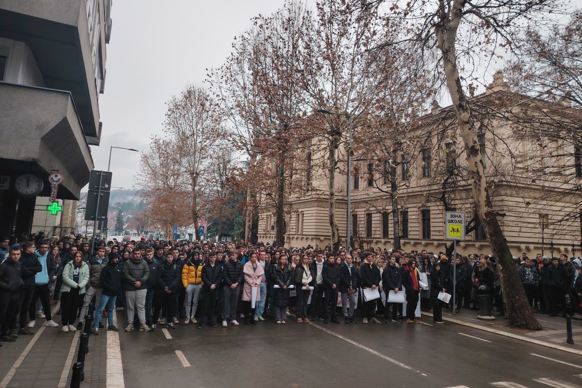15 minuta tišine ispred Valjevske gimnazije