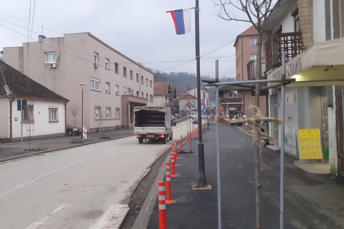 Asfaltiran trotoar, drveće i stubići