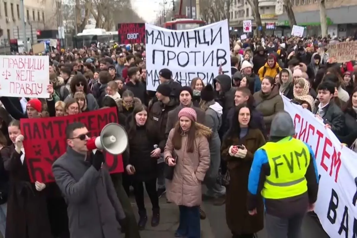 Studenti ispred Pravnog fakulteta