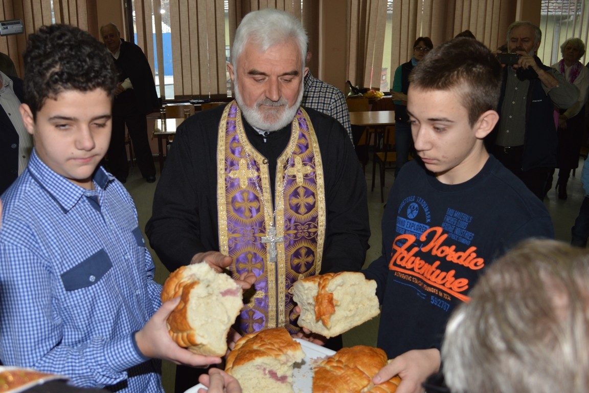 Lomljenje kolača u školi „Braća Nedić”