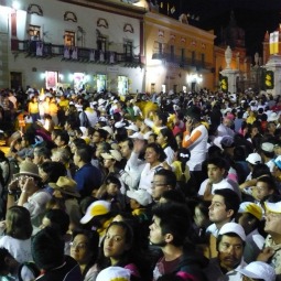 Crowds listen to Pope Benedict XVI speaking in La Plaze de la Paz in Guanajuato. Crowds listen to Pope Benedict XVI speaking in La Plaze de la Paz in Guanajuato.