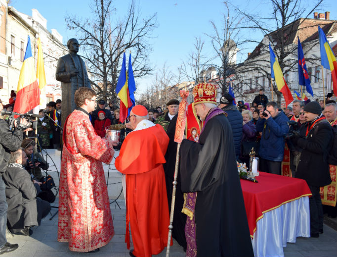 Cardinal Francesco Monterisi and Bishop Florentin Crihalmeanu (back to camera) prepare to bless a statue of Greek Catholic Cardinal 'in pectore' Iuliu Hossu (1885-1970) whose cause is before the Holy See's Congregation for the Causes of Saints Cardinal Francesco Monterisi and Bishop Florentin Crihalmeanu (back to camera) prepare to bless a statue of Greek Catholic Cardinal 'in pectore' Iuliu Hossu (1885-1970) whose cause is before the Holy See's Congregation for the Causes of Saints