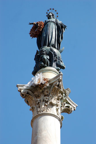 Statue of the Immaculate Conception in Rome's Piazza di Spagna Statue of the Immaculate Conception in Rome's Piazza di Spagna