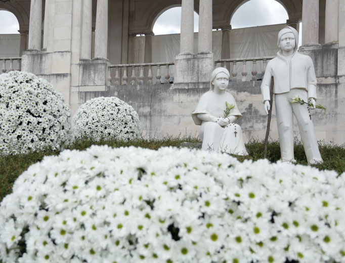 STS. FRANCISCO AND JACINTA. Statues of the new saints remind pilgrims of their holiness. STS. FRANCISCO AND JACINTA. Statues of the new saints remind pilgrims of their holiness.