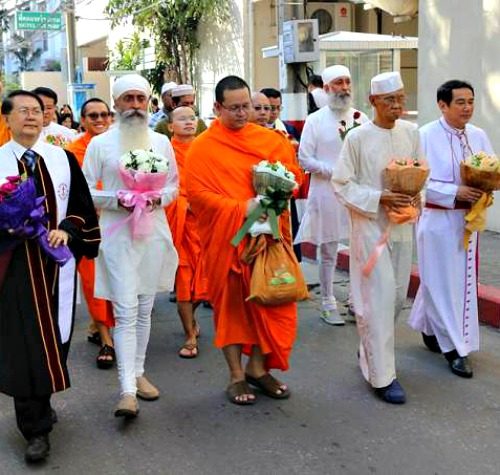 Bishop Joseph Chusak (r) participates in the Interreligious Peace March for victims of the Paris attacks in Thailand on Nov. 19.
Bishop Joseph Chusak (r) participates in the Interreligious Peace March for victims of the Paris attacks in Thailand on Nov. 19.