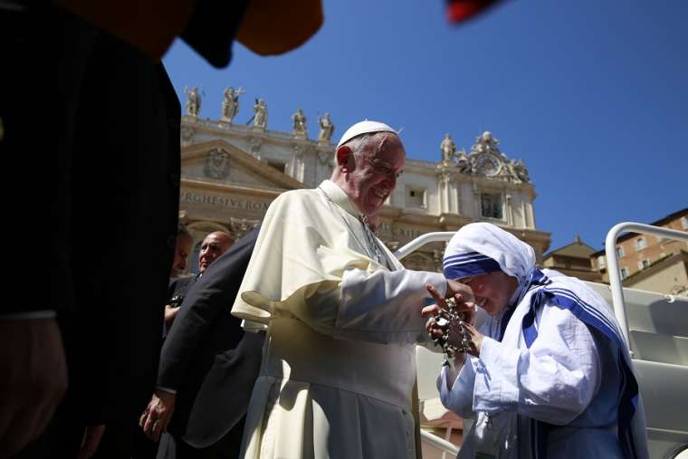 Pope Francis meets a Missionary of Charity at the canonization Mass of Mother Teresa Sept. 4, 2016.
Pope Francis meets a Missionary of Charity at the canonization Mass of Mother Teresa Sept. 4, 2016.